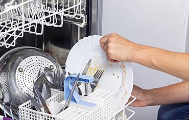 плохо моет посуду